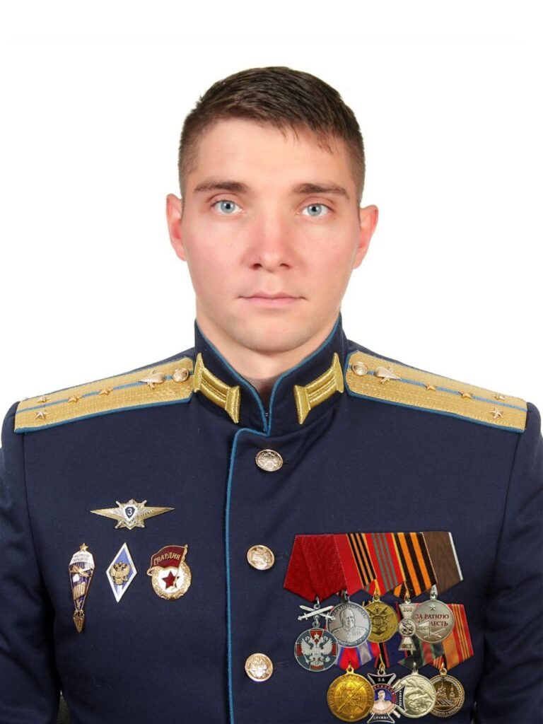 В Удмуртии простились с погибшим на СВО выпускником РВВДКУ Марком Ашихминым В Удмуртии простились с погибшим на СВО выпускником РВВДКУ Марком Ашихминым Десантник награждён медалью Жукова, медалью ордена «За заслуги перед Отечеством» II степени с мечами.