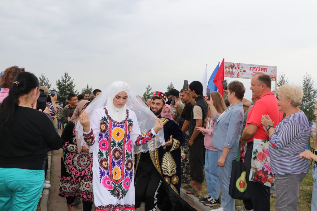 В Скопинском районе прошёл фестиваль национальных культур В Скопинском районе прошёл фестиваль национальных культур В девятый раз фестиваль собрал под своим крылом представителей 14 национальностей. В этом году он имеет статус областного.