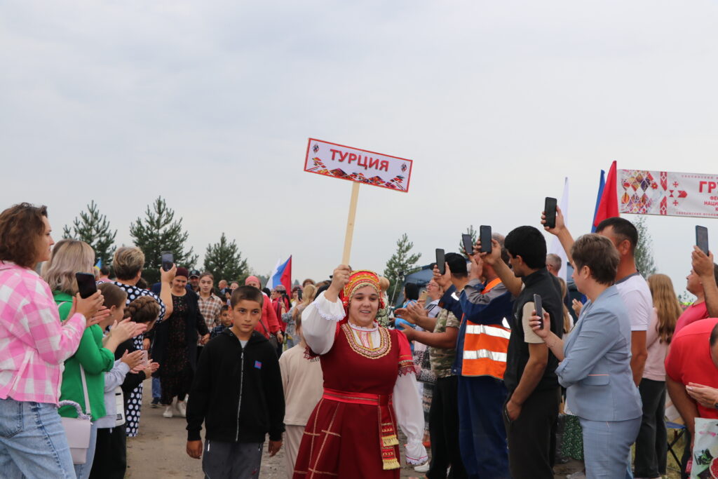 В Скопинском районе прошёл фестиваль национальных культур В Скопинском районе прошёл фестиваль национальных культур В девятый раз фестиваль собрал под своим крылом представителей 14 национальностей. В этом году он имеет статус областного.