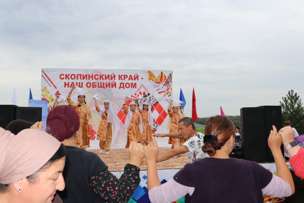 В Скопинском районе прошёл фестиваль национальных культур В Скопинском районе прошёл фестиваль национальных культур В девятый раз фестиваль собрал под своим крылом представителей 14 национальностей. В этом году он имеет статус областного.