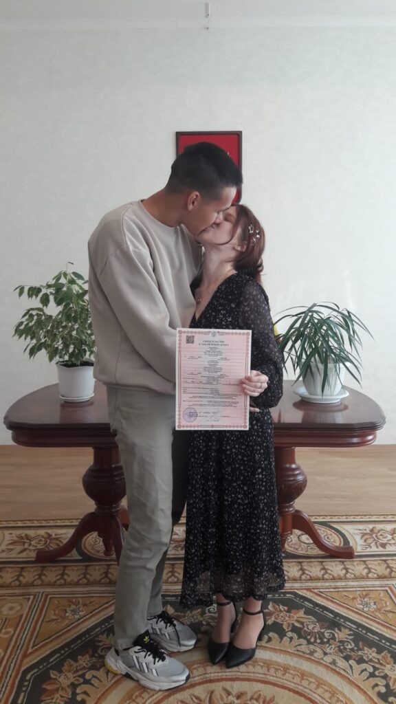Пара из Хабаровска расписалась в захаровском ЗАГСе Пара из Хабаровска расписалась в захаровском ЗАГСе Тимур и Виктория родились и учились в Хабаровском крае. Затем молодой человек поступил в рязанское училище ВДВ, а его возлюбленная поехала за ним.