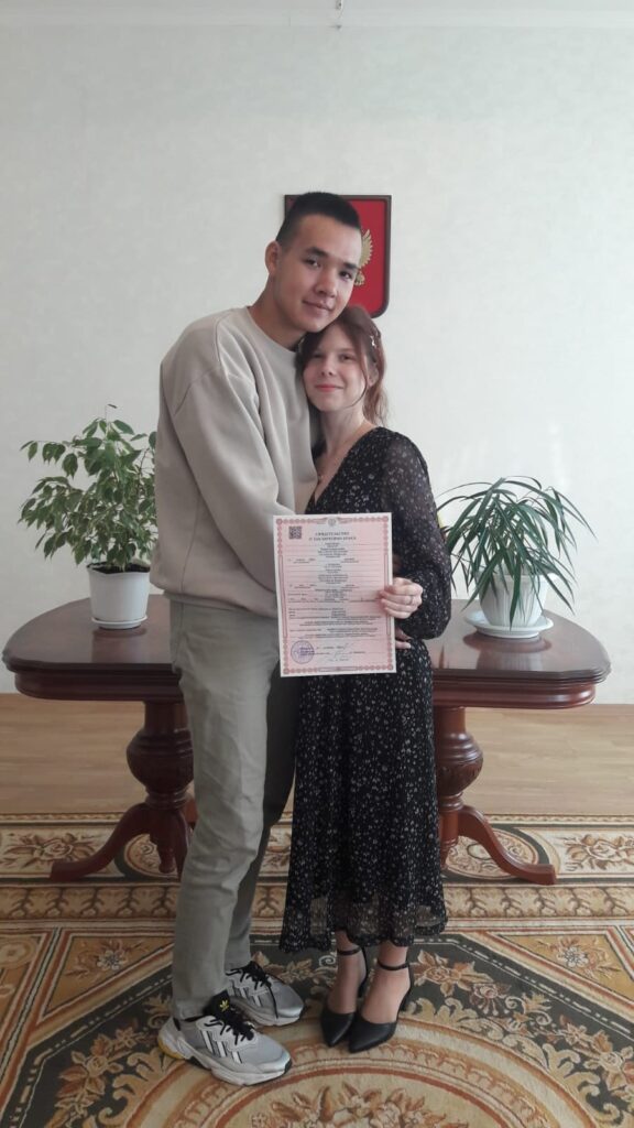 Пара из Хабаровска расписалась в захаровском ЗАГСе Пара из Хабаровска расписалась в захаровском ЗАГСе Тимур и Виктория родились и учились в Хабаровском крае. Затем молодой человек поступил в рязанское училище ВДВ, а его возлюбленная поехала за ним.