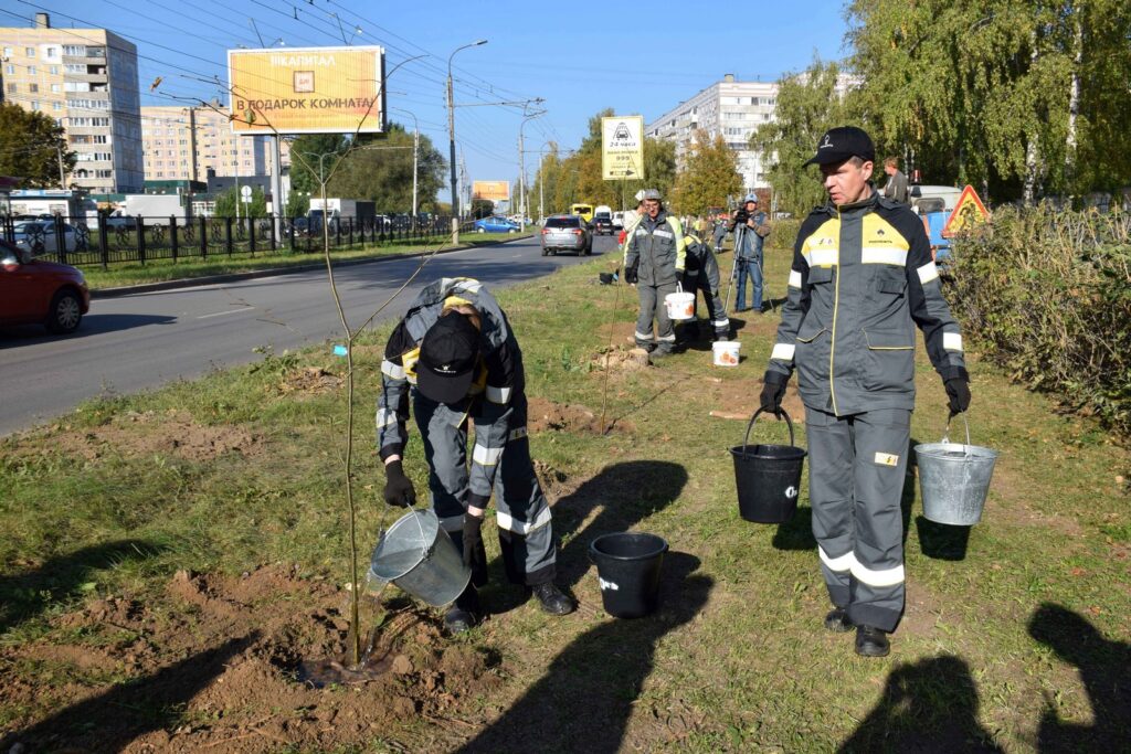 В Рязани высадили «Аллею нефтяников»