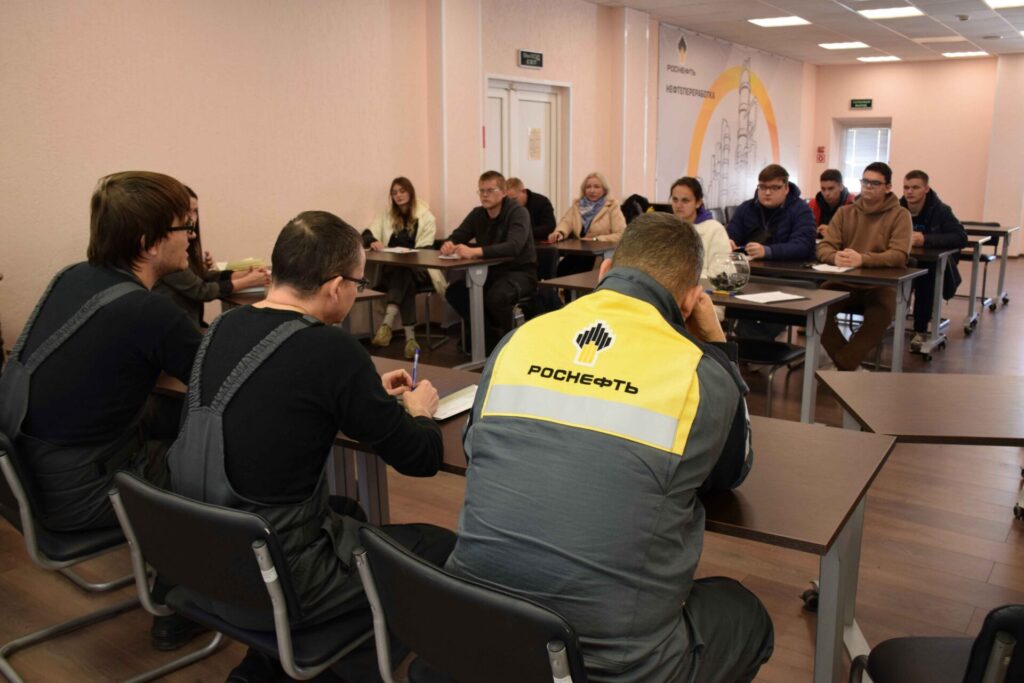 РНПК провела День открытых дверей для рязанских студентов РНПК провела День открытых дверей для рязанских студентов За два дня завод посетили более 100 студентов Касимовского нефтегазового колледжа и Рязанского колледжа электроники.