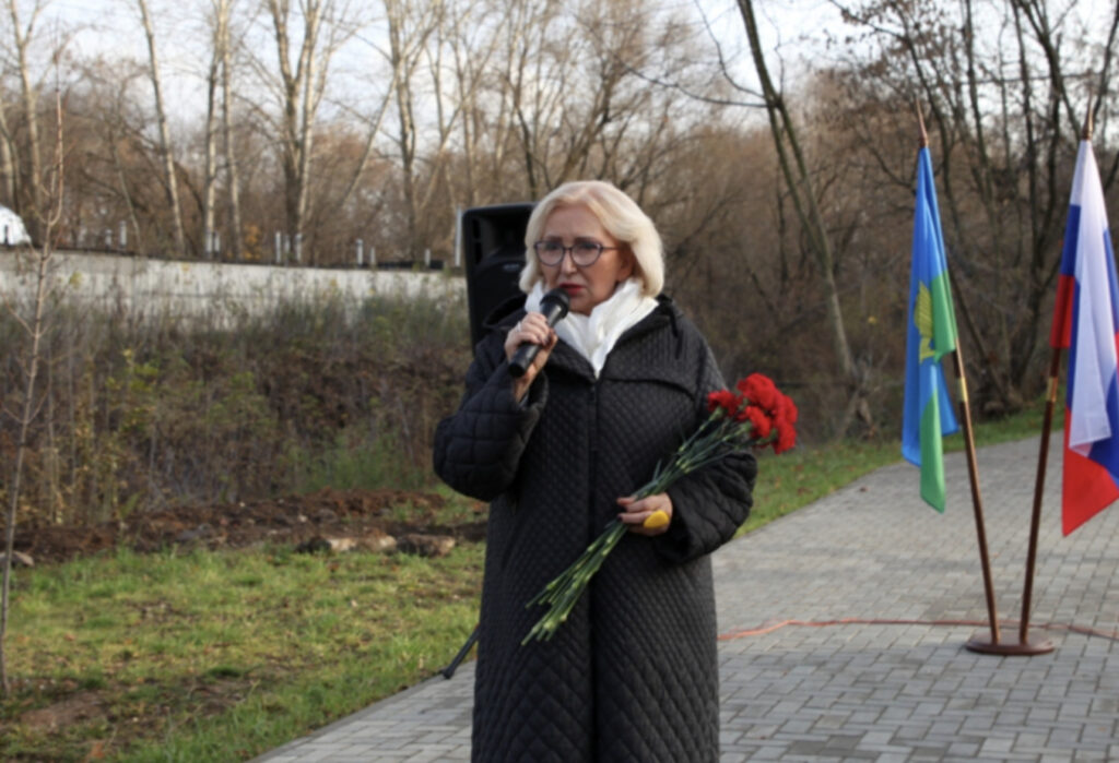В Гвардейском сквере Рязани открылась обновленная экспозиция «Время выбрало нас» В Гвардейском сквере Рязани открылась обновленная экспозиция «Время выбрало нас» Экспозиция состоит из фотографий героев боевых действий в Афганистане, Чечне и СВО.