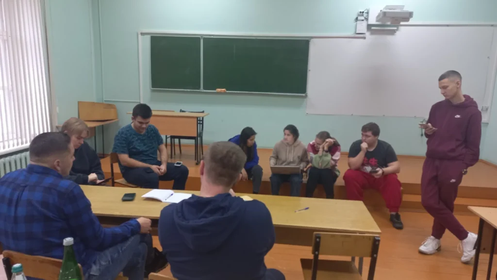 Команды КВН, которые примут участие в полуфиналах Официальной Рязанской лиги, продолжают готовиться к выступлениям Выходные? Нет, не слышали! Квнщики живут по своему, особому графику, тем более, накануне важных игр.