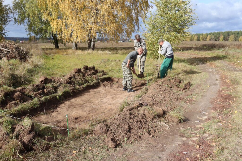 В Касимове известный археолог Фарид Ахметгалин исследует Старопосадское кладбище В Касимове известный археолог Фарид Ахметгалин исследует Старопосадское кладбище Цель его работы — определить границы татарской слободы, а также исследовать территорию, где должен был располагаться ханский дворец.