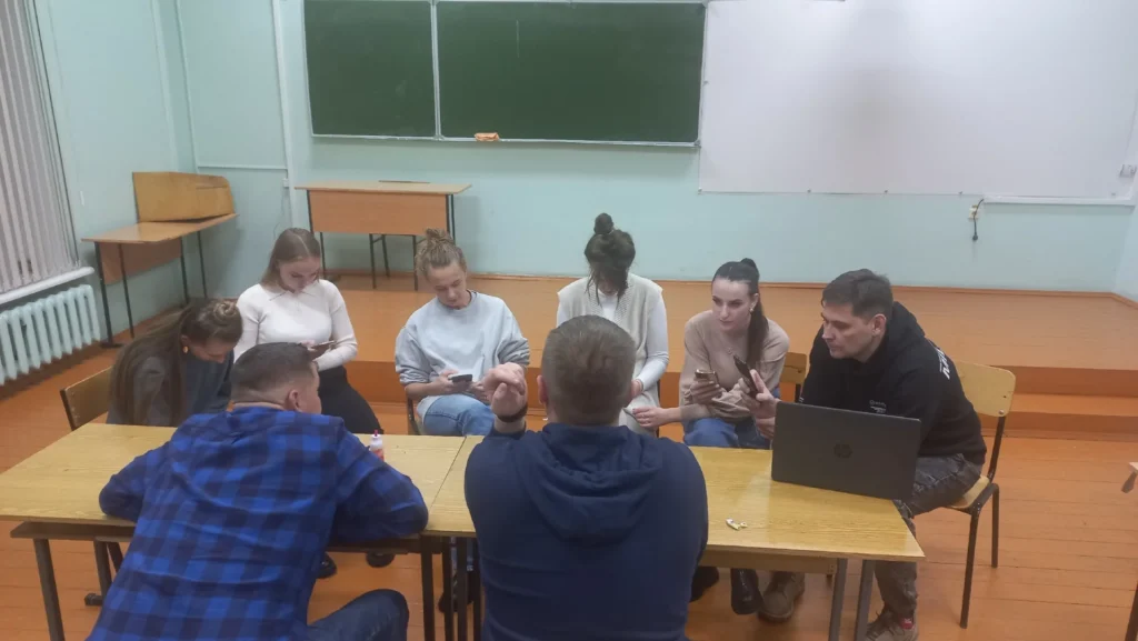 Команды КВН, которые примут участие в полуфиналах Официальной Рязанской лиги, продолжают готовиться к выступлениям Выходные? Нет, не слышали! Квнщики живут по своему, особому графику, тем более, накануне важных игр.