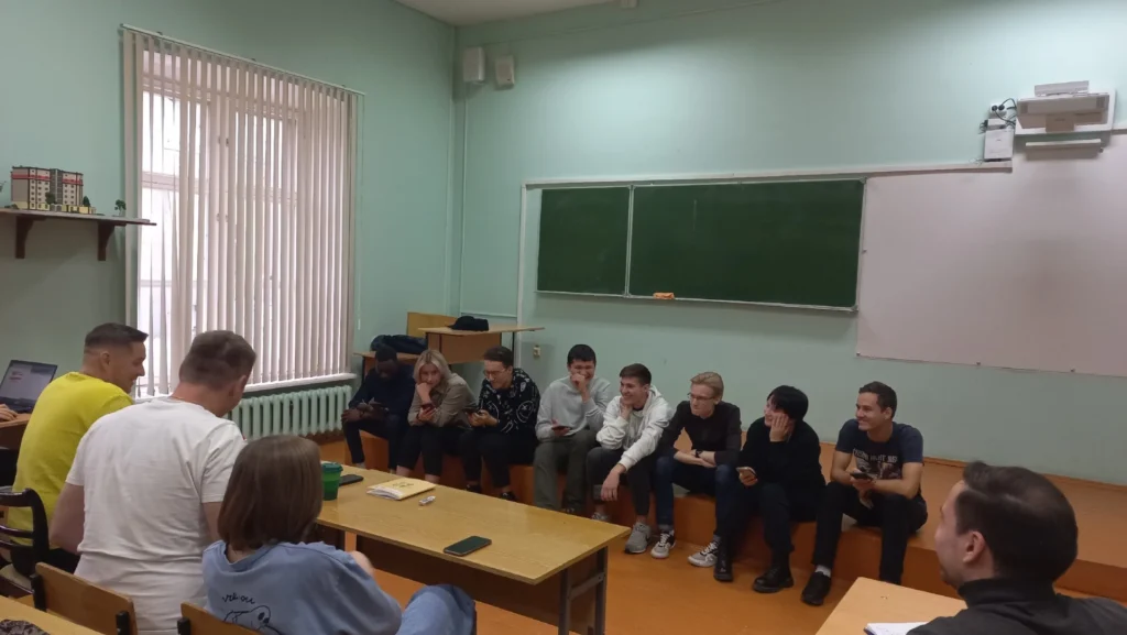 Команды КВН, которые примут участие в полуфиналах Официальной Рязанской лиги, продолжают готовиться к выступлениям Выходные? Нет, не слышали! Квнщики живут по своему, особому графику, тем более, накануне важных игр.