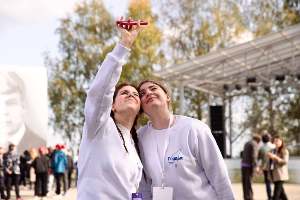 Фестиваль Движения Первых, посвящённый Дню рождения Сергея Есенина, собрал на Родине поэта тысячу рязанцев Фестиваль Движения Первых, посвящённый Дню рождения Сергея Есенина, собрал на Родине поэта тысячу рязанцев 3 октября в музее-заповеднике Сергея Есенина прошёл фестиваль, посвящённый Дню рождения знаменитого земляка-поэта.