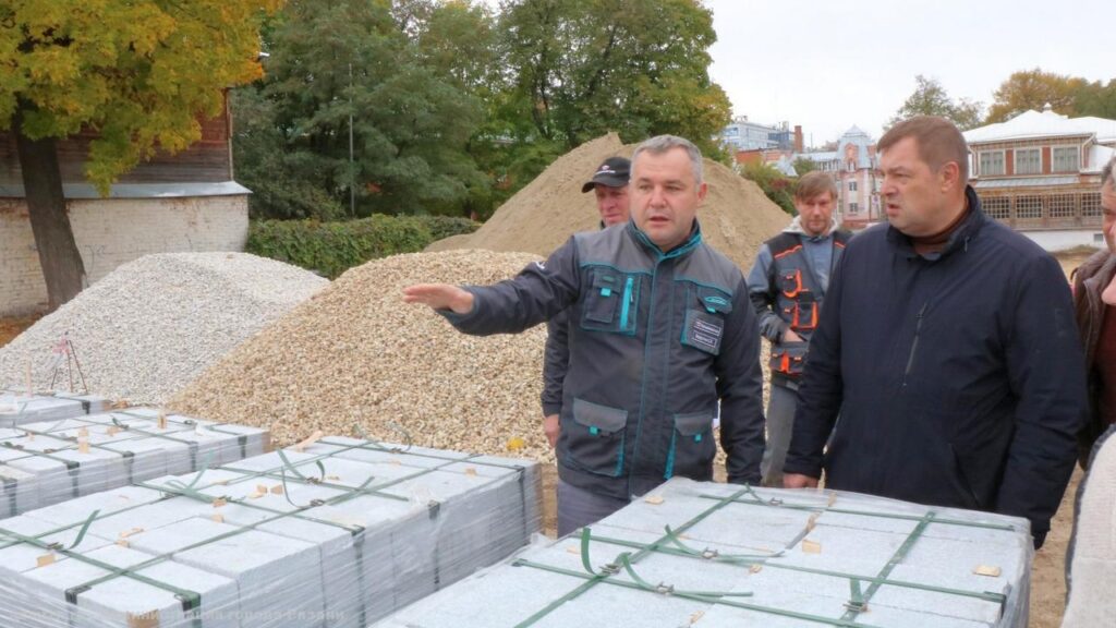 В Рязани благоустраивают Нижний городской парк и Кремлевский сквер В Рязани благоустраивают Нижний городской парк и Кремлевский сквер В субботу, 14 октября, во время объезда города исполняющий обязанности главы администрации Рязани Виталий Артемов и начальники профильных управлений осмотрели Нижний городской парк и Кремлевский сквер.