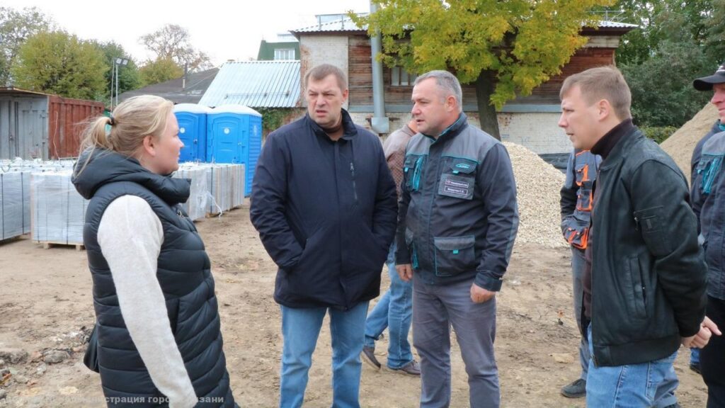 В Рязани благоустраивают Нижний городской парк и Кремлевский сквер В Рязани благоустраивают Нижний городской парк и Кремлевский сквер В субботу, 14 октября, во время объезда города исполняющий обязанности главы администрации Рязани Виталий Артемов и начальники профильных управлений осмотрели Нижний городской парк и Кремлевский сквер.