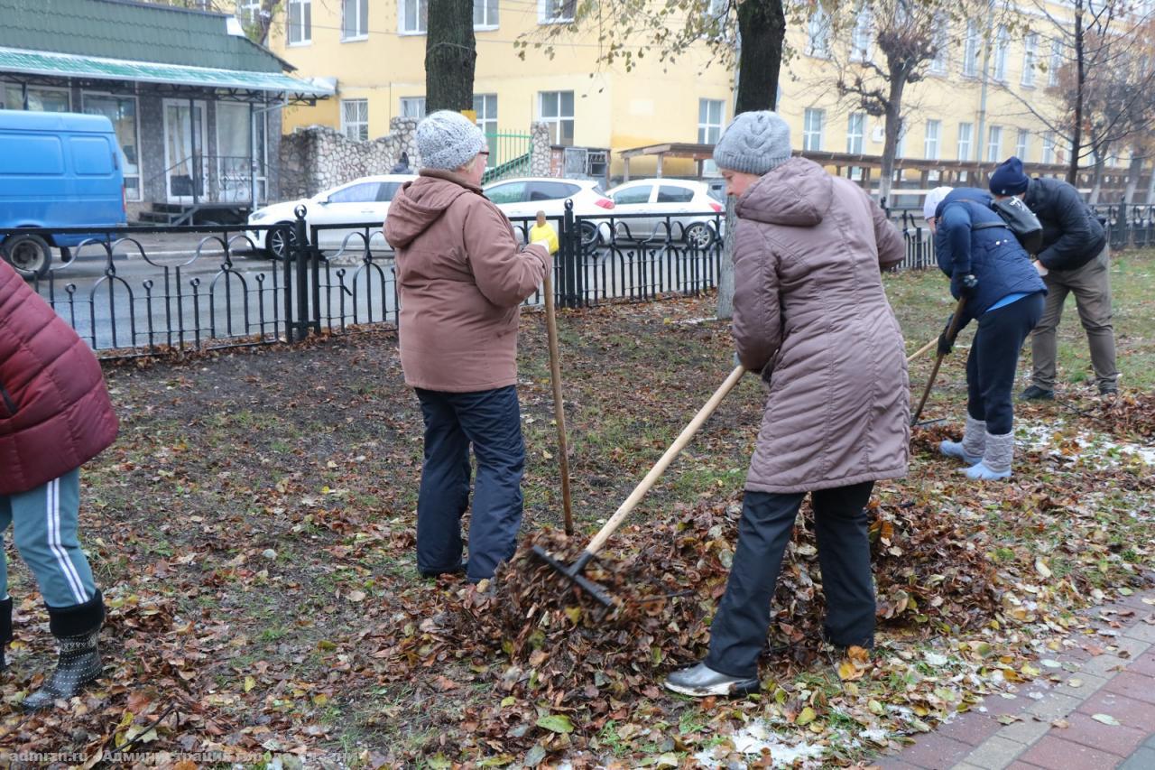 На заключительный осенний субботник вышли более 200 рязанцев