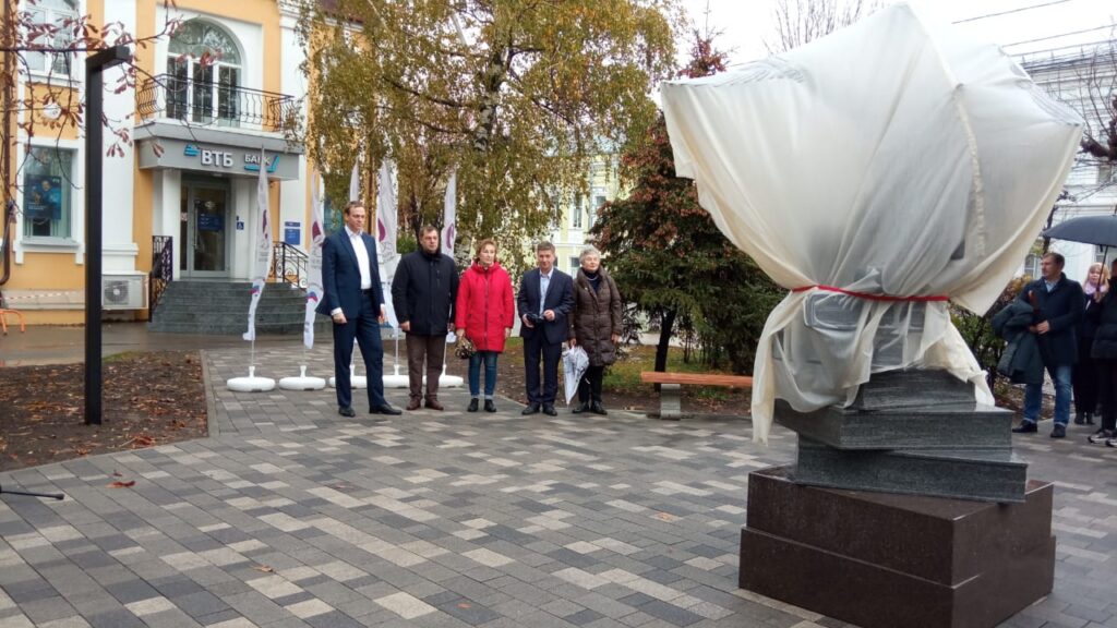 В Рязани торжественно открыли скульптурную композицию, посвящённую педагогам В Рязани торжественно открыли скульптурную композицию, посвящённую педагогам Её автор — скульптор Олег Седов. Перед ним стояла задача — сделать памятник с душой, который символизирует нелёгкий, но благородный педагогический труд.