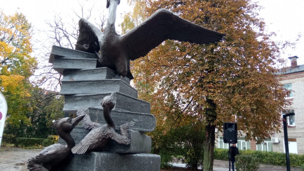 В Рязани торжественно открыли скульптурную композицию, посвящённую педагогам В Рязани торжественно открыли скульптурную композицию, посвящённую педагогам Её автор — скульптор Олег Седов. Перед ним стояла задача — сделать памятник с душой, который символизирует нелёгкий, но благородный педагогический труд.
