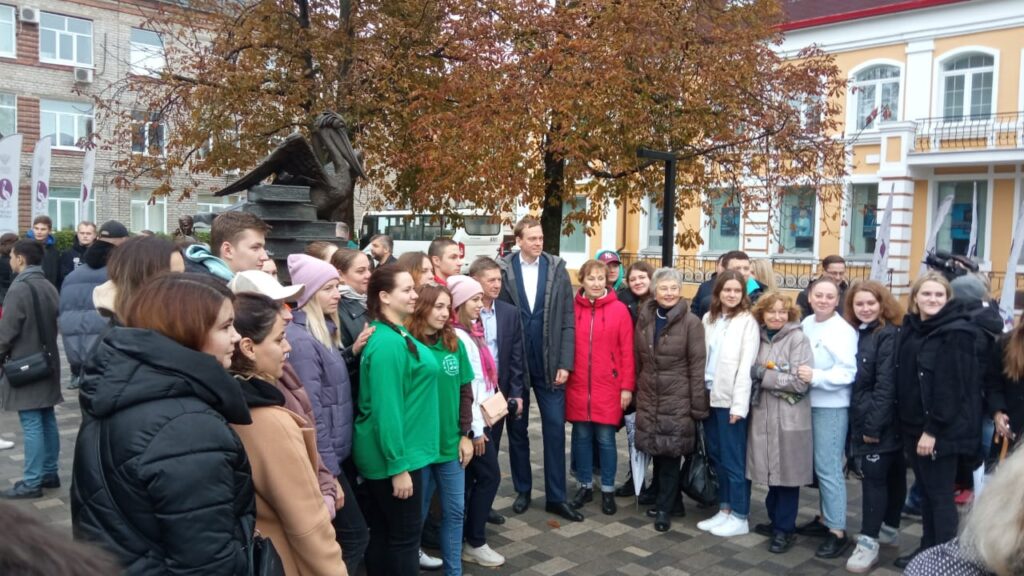 В Рязани торжественно открыли скульптурную композицию, посвящённую педагогам В Рязани торжественно открыли скульптурную композицию, посвящённую педагогам Её автор — скульптор Олег Седов. Перед ним стояла задача — сделать памятник с душой, который символизирует нелёгкий, но благородный педагогический труд.