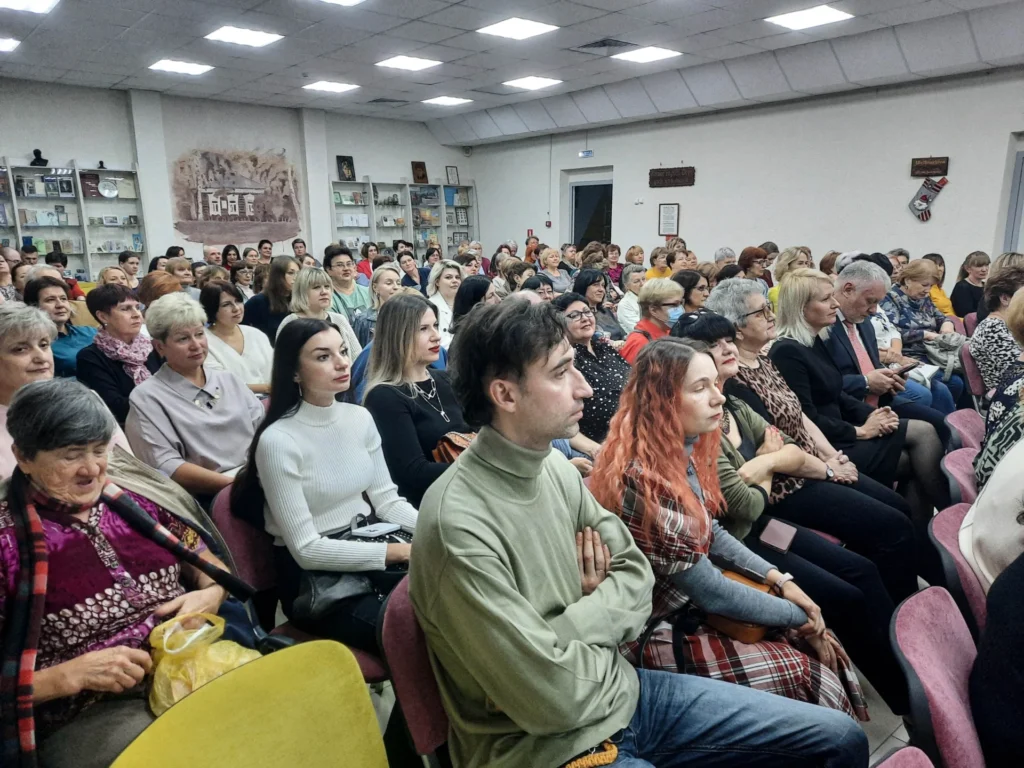 Музыка эпохи барокко прозвучала в рязанской библиотеке имении Есенина Музыка эпохи барокко прозвучала в рязанской библиотеке имении Есенина Выступал новый камерный оркестр, недавно созданный в Рязани. Художественный руководитель и дирижер оркестра — Сергей Проскурин.