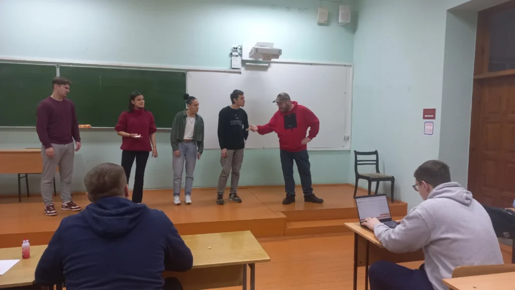 Команды КВН, которые примут участие в полуфиналах Официальной Рязанской лиги, продолжают готовиться к выступлениям Выходные? Нет, не слышали! Квнщики живут по своему, особому графику, тем более, накануне важных игр.