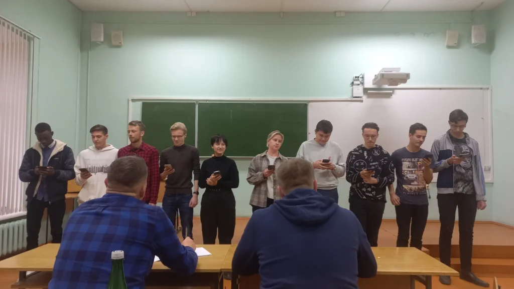 Команды КВН, которые примут участие в полуфиналах Официальной Рязанской лиги, продолжают готовиться к выступлениям Выходные? Нет, не слышали! Квнщики живут по своему, особому графику, тем более, накануне важных игр.