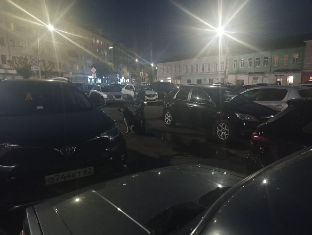 Очевидцы сообщили о массовых патрулях полиции в центре Рязани Очевидцы сообщили о массовых патрулях полиции в центре Рязани «В центре города очень много нарядов полиции с собаками», - сказали рязанцы.