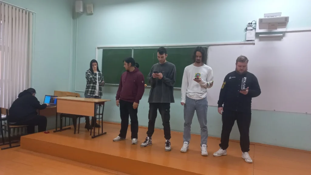 Команды КВН, которые примут участие в полуфиналах Официальной Рязанской лиги, продолжают готовиться к выступлениям Выходные? Нет, не слышали! Квнщики живут по своему, особому графику, тем более, накануне важных игр.