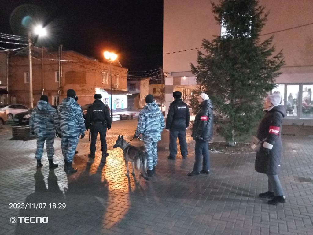 В центре Рязани вновь заметили множество полицейских и дружинников Правоохранители патрулировали улицу Почтовую, территорию рядом с ТРЦ «Малина», площадь Ленина.