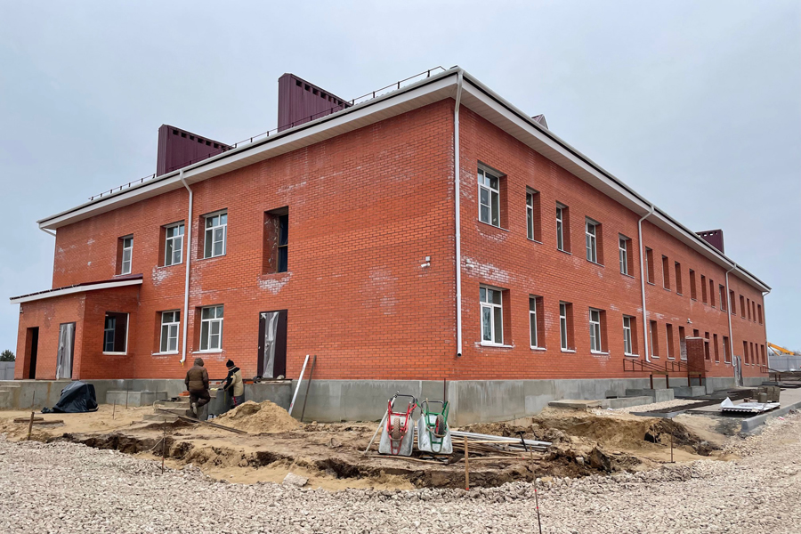Николай Макариков проконтролировал ход строительства детского сада в Рыбном