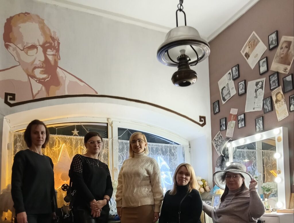 Участницы проекта «Про неё Рязань» погрузились в атмосферу начала прошлого века Участницы проекта «Про неё Рязань» погрузились в атмосферу начала прошлого века Накануне Дня матери участницы проекта «Про неё Рязань» повторили путешествие основателя всемирной косметической империи Максимилиан Факторович (Макс Фактор)