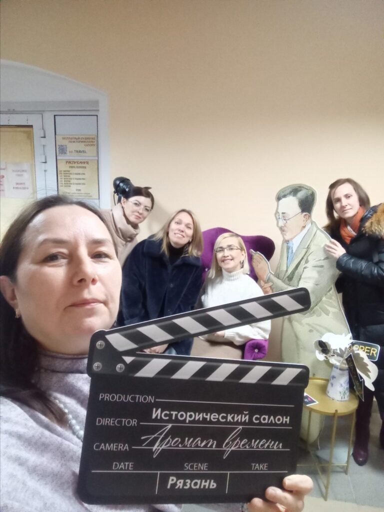 Участницы проекта «Про неё Рязань» погрузились в атмосферу начала прошлого века Участницы проекта «Про неё Рязань» погрузились в атмосферу начала прошлого века Накануне Дня матери участницы проекта «Про неё Рязань» повторили путешествие основателя всемирной косметической империи Максимилиан Факторович (Макс Фактор)