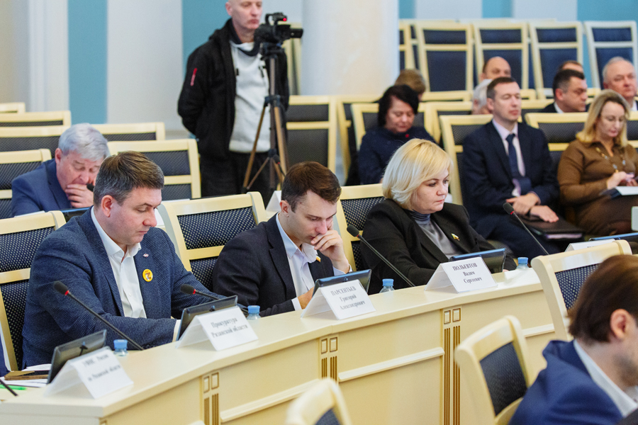 Депутаты в первом чтении приняли законопроект о бюджете Рязанской области на предстоящую трёхлетку Депутаты в первом чтении приняли законопроект о бюджете Рязанской области на предстоящую трёхлетку Накануне рассмотрения главного финансового документа области в первом чтении его параметры и основные характеристики парламентарии обсудили в рамках работы думских комитетов. Также бюджет на предстоящую трёхлетку прошёл публичные слушания.