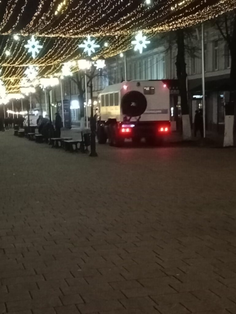 Ночью на Почтовой заметили наряды полиции и автозаки Правоохранители патрулировали улицу и следили за соблюдением отдыхающими правопорядка.