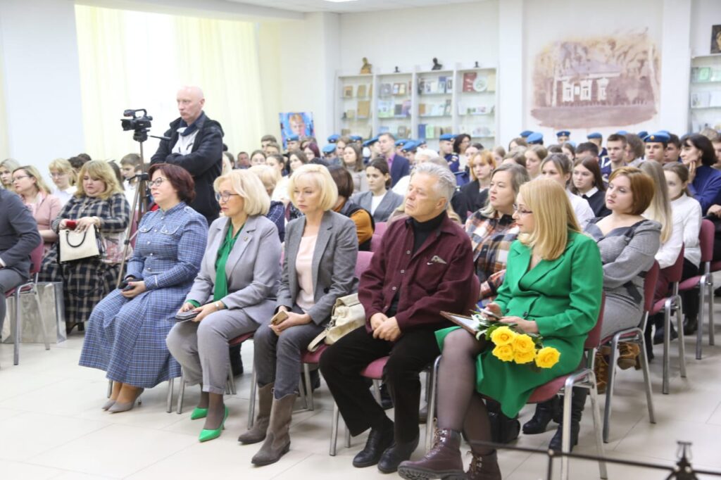 21 ноября агентство 7info отметило 20 лет со дня основания 21 ноября агентство 7info отметило 20 лет со дня основания В праздничный день в Центральной городской библиотеке имени С. А. Есенина собрались друзья нашей дружной редакции, партнёры, представители власти, школьники. Сотрудники 7info рассказали о проектах, которые реализуются на платформе нашего сетевого издания.
