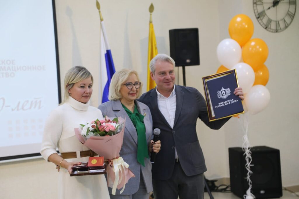 21 ноября агентство 7info отметило 20 лет со дня основания 21 ноября агентство 7info отметило 20 лет со дня основания В праздничный день в Центральной городской библиотеке имени С. А. Есенина собрались друзья нашей дружной редакции, партнёры, представители власти, школьники. Сотрудники 7info рассказали о проектах, которые реализуются на платформе нашего сетевого издания.