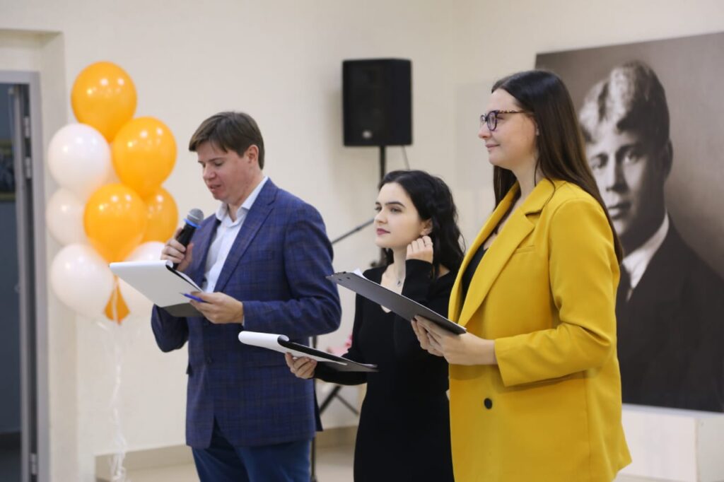 21 ноября агентство 7info отметило 20 лет со дня основания 21 ноября агентство 7info отметило 20 лет со дня основания В праздничный день в Центральной городской библиотеке имени С. А. Есенина собрались друзья нашей дружной редакции, партнёры, представители власти, школьники. Сотрудники 7info рассказали о проектах, которые реализуются на платформе нашего сетевого издания.