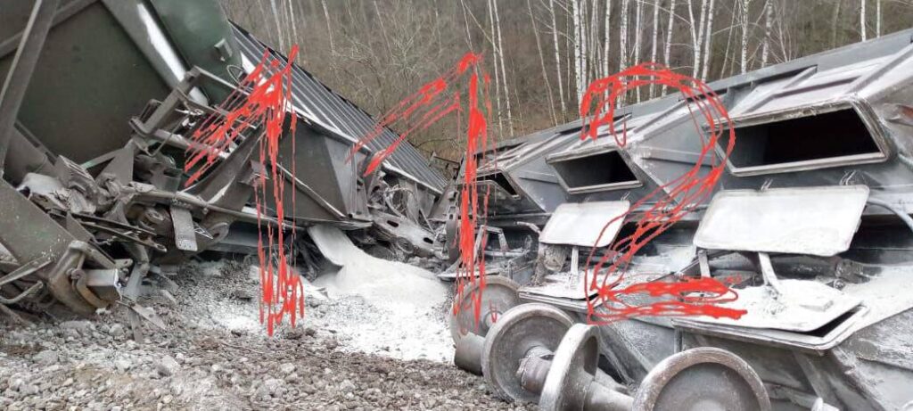 Появились фото с места схода с рельсов 19 вагонов грузового поезда под Рязанью Появились фото с места схода с рельсов 19 вагонов грузового поезда под Рязанью Незадолго до случившегося был слышен взрыв. Повреждено железнодорожное полотно.