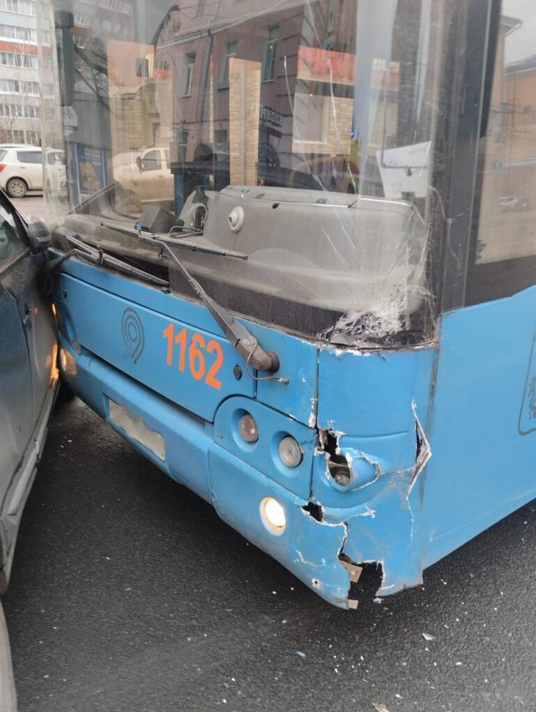 Госавтоинспекция обнародовала подробности ДТП с автобусом на Первомайском проспекте Госавтоинспекция обнародовала подробности ДТП с автобусом на Первомайском проспекте В ДТП пострадала 70-летняя пассажирка Mitsubishi.