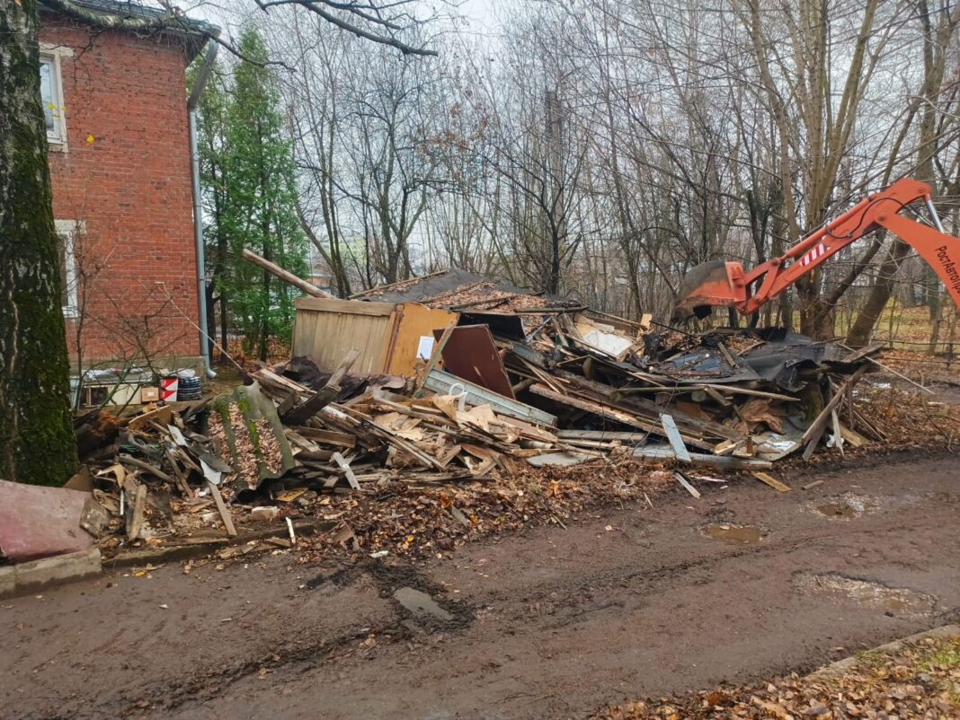 На улице Ломоносова в Рязани снесли аварийные постройки