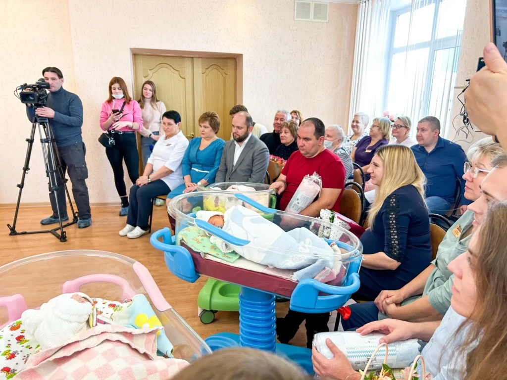 Накануне Дня матери из роддома №2 выписали троих рязанок Женщинам, на днях ставшим мамами, вручили свидетельства о рождении и памятные знаки.