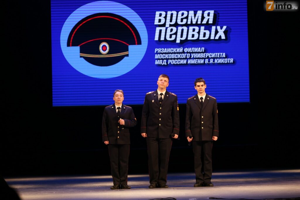 В полуфиналах Официальной Рязанской лиги КВН встретились люди в форме, женщины на диване и даже кларнет В полуфиналах Официальной Рязанской лиги КВН встретились люди в форме, женщины на диване и даже кларнет