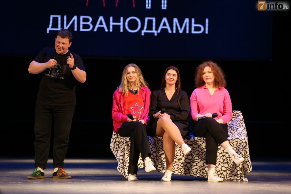 В полуфиналах Официальной Рязанской лиги КВН встретились люди в форме, женщины на диване и даже кларнет В полуфиналах Официальной Рязанской лиги КВН встретились люди в форме, женщины на диване и даже кларнет
