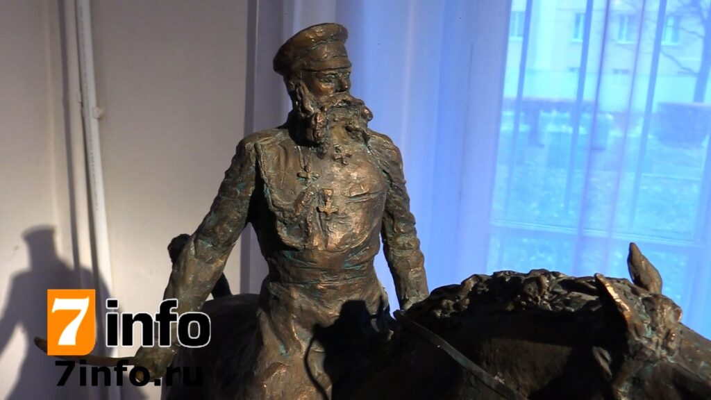 На выставке, посвящённой 180-летию Скобелева, экспонируется бронзовая скульптура генерала На выставке, посвящённой 180-летию Скобелева, экспонируется бронзовая скульптура генерала Герой шедевра Скобелев вошёл в историю как «Белый генерал», потому что начинал сражения в белом мундире и на белом коне. Болгары считают его народным героем, он был награждён золотой шпагой с бриллиантами «ЗА переход через Балканы».