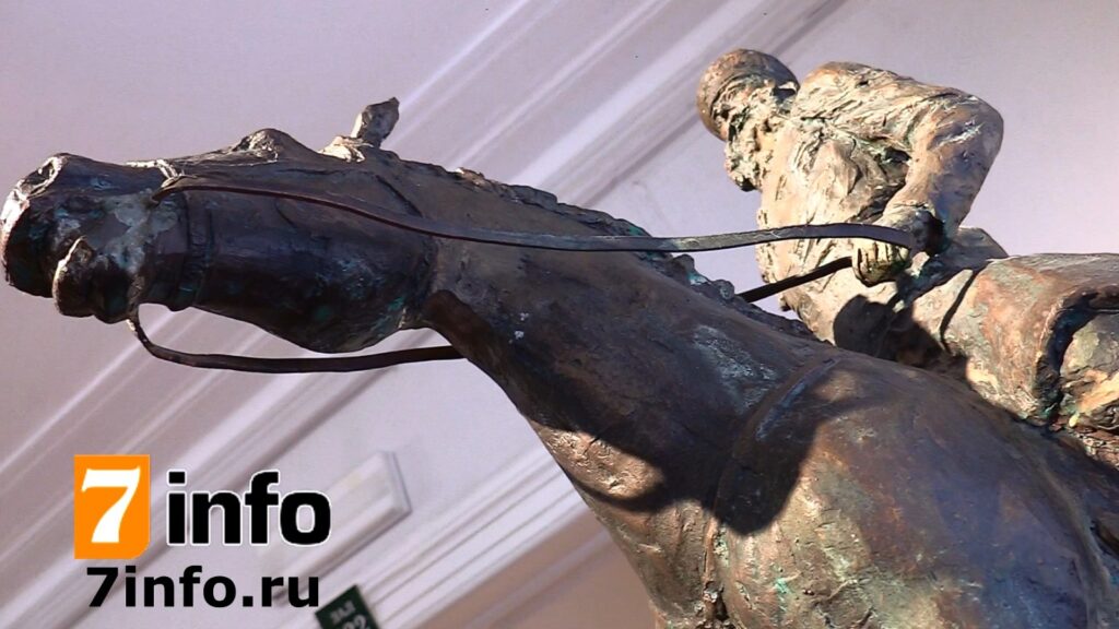 На выставке, посвящённой 180-летию Скобелева, экспонируется бронзовая скульптура генерала На выставке, посвящённой 180-летию Скобелева, экспонируется бронзовая скульптура генерала Герой шедевра Скобелев вошёл в историю как «Белый генерал», потому что начинал сражения в белом мундире и на белом коне. Болгары считают его народным героем, он был награждён золотой шпагой с бриллиантами «ЗА переход через Балканы».