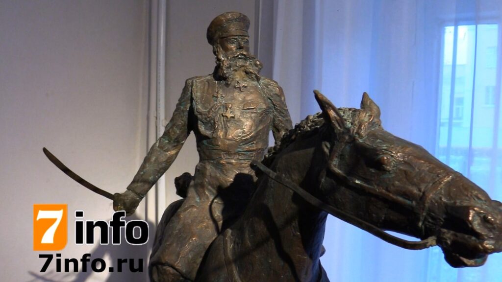 На выставке, посвящённой 180-летию Скобелева, экспонируется бронзовая скульптура генерала На выставке, посвящённой 180-летию Скобелева, экспонируется бронзовая скульптура генерала Герой шедевра Скобелев вошёл в историю как «Белый генерал», потому что начинал сражения в белом мундире и на белом коне. Болгары считают его народным героем, он был награждён золотой шпагой с бриллиантами «ЗА переход через Балканы».