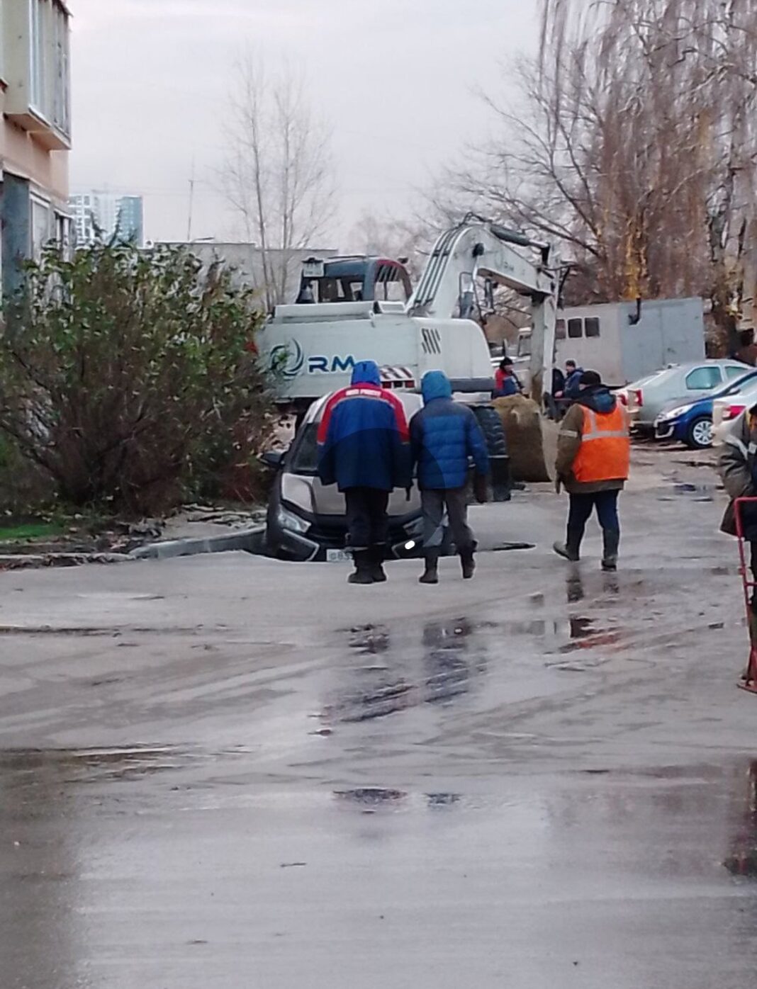 На улице Новой в Рязани машина провалилась под асфальт