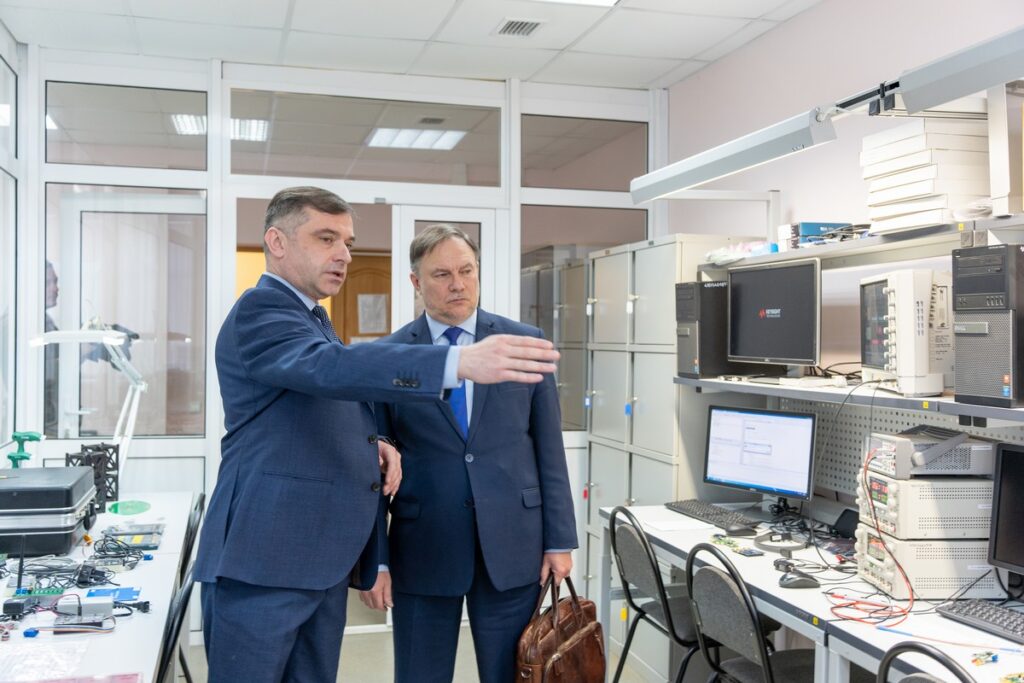 Замминистра науки и высшего образования РФ посетил два рязанских вуза Афанасьев ознакомился с работой РГРТУ имени В.Ф. Уткина и РГУ имени С.А. Есенина.