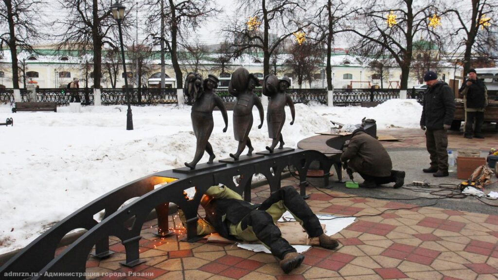 В центре Рязани установили арт-объект «Хлебная площадь» Объект удалось установить в центре Рязани благодаря реализации мероприятий федерального гранта по внедрению туркода центра города нацпроекта «Туризм и индустрия гостеприимства».