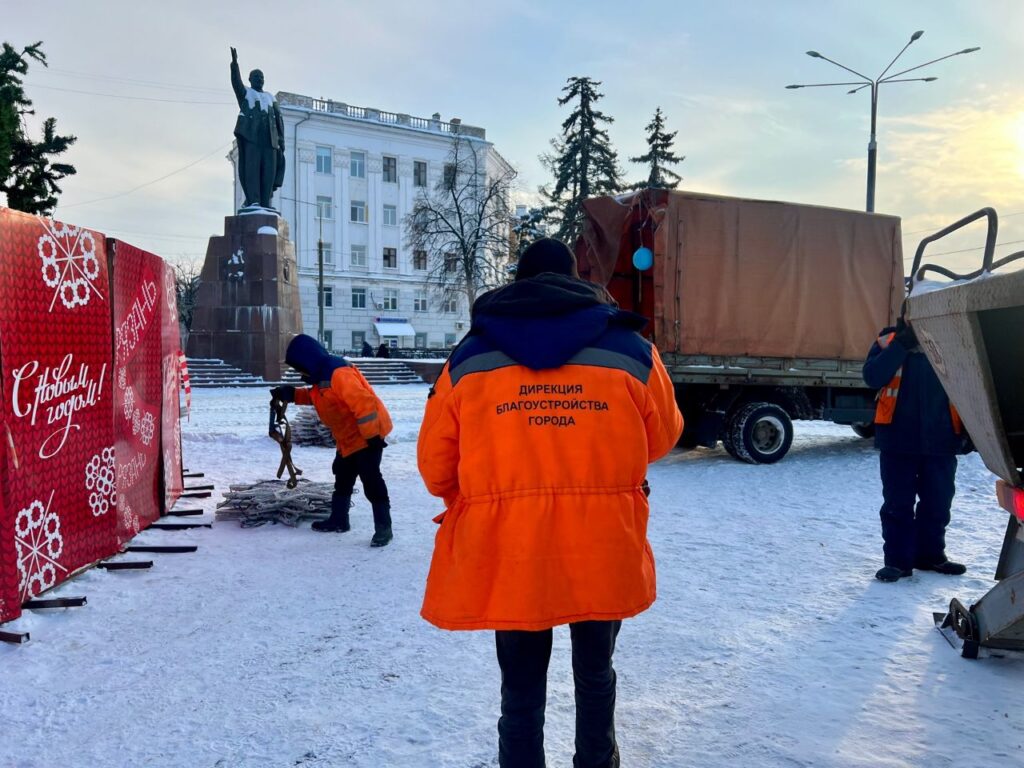 Осужденные к принудительным работам украшают Рязань к Новому году В работах по украшению Рязани к новогодним праздникам задействовано 14 человек.