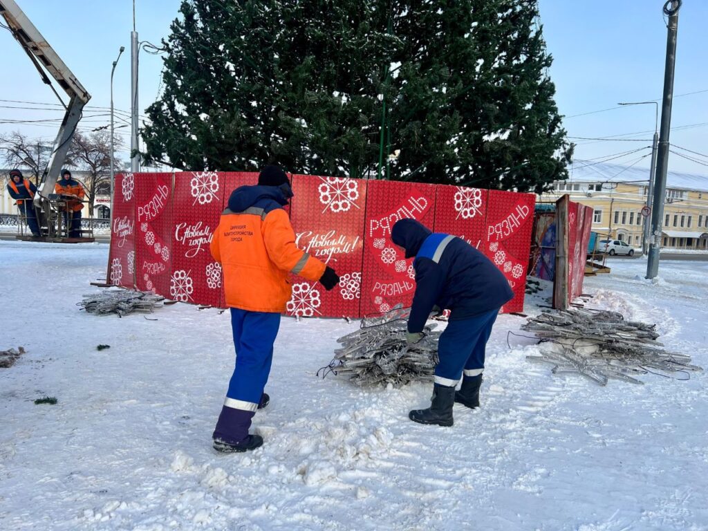 Осужденные к принудительным работам украшают Рязань к Новому году В работах по украшению Рязани к новогодним праздникам задействовано 14 человек.