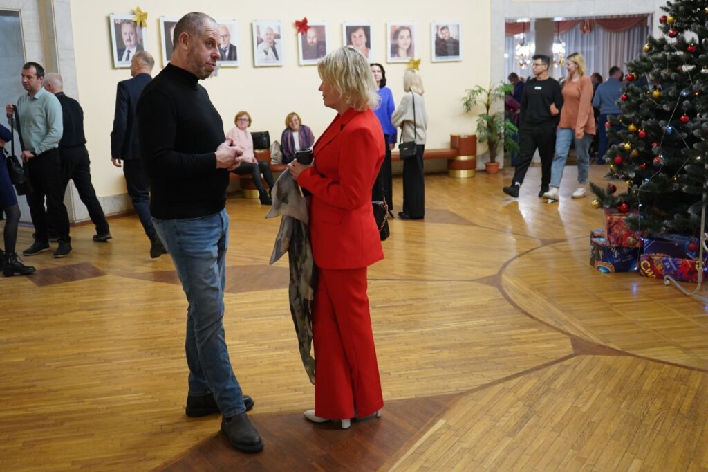 Белоруссия стоя аплодировала рязанским артистам Белоруссия стоя аплодировала рязанским артистам Каждый показ спектакля и в России, и в Белоруссии проходит с аншлагом.