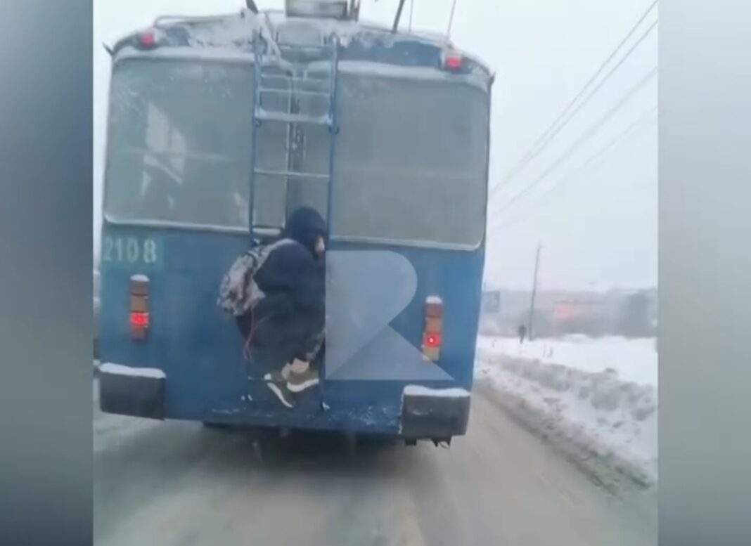 В Рязани на троллейбусе засняли девушку-зацепера